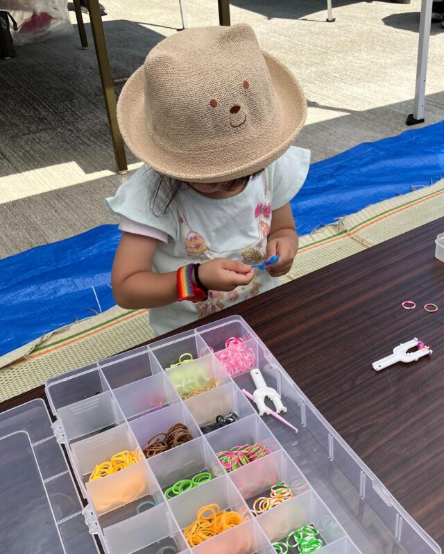 【出張ワークショップの様子】

板橋区大谷口に佇む慈光寺さんにて
CCC大山主催 Connect marchéに
参加させていただきました！

TAKE A NAPでは、お子さん向けに
カラフルゴムを使って自分だけのブレスレット作りと
絵で世界とつながるお絵描きコーナーを行いました。

日中はまるで真夏日のような日差しが降り注ぎ、
座っているだけでも汗が出てくるようなお天気でしたが
子どもたちは一生懸命アクセサリー作りに
没頭していました☺️

また世界と日本で暮らす子どもたちがつながる
きっかけの1つとして絵を描いてもらいました。
描いていただいた絵は、DrawBonds 公式サイトに
掲載させていただきます。
https://drawbonds.world/

･･･････････････････････････････････････････････････

仕事と休息
1日過ごせるコワーキングスペース
TAKE A NAP

《大山幸町店》
東武東上線『大山駅』より徒歩5分

《千川幸町店》
有楽町線・副都心線『千川駅』より徒歩10分

X (旧 Twitter)
https://mobile.twitter.com/takeanap_jp/

#板橋区
#豊島区
#練馬区
#大山駅
#中板橋駅
#千川駅
#要町駅
#小竹向原駅
#コワーキングスペース
#コミュニティスペース
#イベントスペース
#ワークスペース
#自習室
#地域交流
#子ども向けワークショップ
#幼児
#未就学児
#小学生
#簡単工作
#グッズ作り
#親子で参加
#簡単
#図工
#手作り
#モノづくり
#小物
#カラフルゴム
#ブレスレット
#ネックレス
#指輪