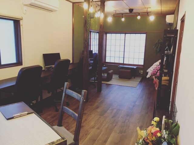 本日28日〜30日は
ドロップイン・お試し開放日🪟

⭐︎ドロップイン利用料金⭐︎
〜1時間550円
〜2時間990円
2時間を超えて〜営業終了まで1,480円
※全て税込

⭐︎営業時間⭐︎
OPEN〜17時まで

※プレオープン中の為、一部
　利用出来ない設備があります🚧
※ドロップインは不定期開催

和の雰囲気も残した
小さな小さなコワーキングスペース

有楽町線千川駅から徒歩7分
池袋より国際興業バス
水道タンク裏バス停より徒歩1分
3/14〜3月末ドロップイン開催中(不定休)
お問い合わせ・ご見学はDM、HPまで

Twitter → https://mobile.twitter.com/takeanap_jp/
HP → https://mmpr.co.jp/solution4/

#板橋区
#豊島区
#千川駅
#大山駅
#小竹向原駅
#要町駅
#テイクアナップ
#TAKEANAP
#コワーキングスペース
#シェアオフィス
#イベントスペース
#ワークスペース
#コミュニティスペース
#自習室
#畳
#畳の部屋
#古民家
#古民家リノベーション
#古民家再生
#古民家ワークスペース