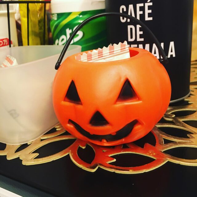 少し早いですがハロウィンの飾り付け
定番のかぼちゃ🎃
日本にポルトガル人がカンボジア経由で持ち込み
"カンボージャ"→カボチャになったとも🇰🇭
世界と日本、何処かで繋がりが有りますね

明日12日は10〜20時ドロップイン開催します！

と、何とかこじつけまして…
18日はカンボジア🇰🇭料理と交流
ワークショップイベントです！
※カボチャ料理では有りません笑

https://takeanap.jp/event-topic/saiwai-chou202209event/

【ドロップイン利用料金】
1時間利用　550円
2時間利用　990円
2時間以上〜営業終了まで　1,480円
※全て税込

▫️和の雰囲気を残した
　　️  小さな小さなコワーキングスペース▫️

東武東上線大山駅より徒歩18分
有楽町線千川駅より徒歩9分
池袋駅西口より国際興業バス
『水道タンク裏』下車より徒歩1分
お問い合わせ・ご見学はDM、HPまで

Twitter → https://mobile.twitter.com/takeanap_jp/
HP → https://takeanap.jp/

#板橋区
#豊島区
#千川駅
#大山駅
#小竹向原駅
#要町駅
#テイクアナップ
#TAKEANAP
#コワーキングスペース
#シェアオフィス
#イベントスペース
#ワークスペース
#コミュニティスペース
#カンボジア
#畳
#畳の部屋
#カフェ
#ワークショップ 
#和カフェ
#japaneseculture