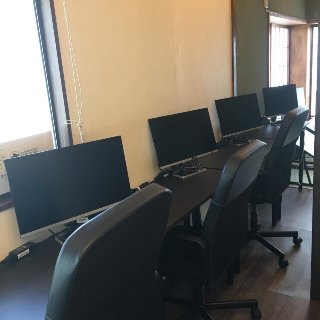 ちょこっとリニューアル【第3弾】
貸出用モニターを2台→4台に増やしました‼︎
今日も暑いので熱中症に気をつけながら適度に休憩しつつ、作業してます(^^)

本日27日も、20時までドロップイン開催中⭐︎

【ドロップイン利用料金】
〜1時間　550円
〜2時間　990円
2時間を超えて〜営業終了まで　1,480円
※全て税込

▫️和の雰囲気を残した
　　️小さな小さなコワーキングスペース▫️

東武東上線大山駅より徒歩18分
有楽町線千川駅より徒歩9分
池袋駅西口より国際興業バス
水道タンク裏バス停より徒歩1分
お問い合わせ・ご見学はDM、HPまで

Twitter → https://mobile.twitter.com/takeanap_jp/
HP → https://mmpr.co.jp/solution4/

#板橋区
#豊島区
#千川駅
#大山駅
#小竹向原駅
#要町駅
#テイクアナップ
#TAKEANAP
#コワーキングスペース
#シェアオフィス
#イベントスペース
#ワークスペース
#コミュニティスペース
#自習室
#畳
#畳の部屋
#カフェ
#コーヒー 
#和カフェ 
#japaneseculture