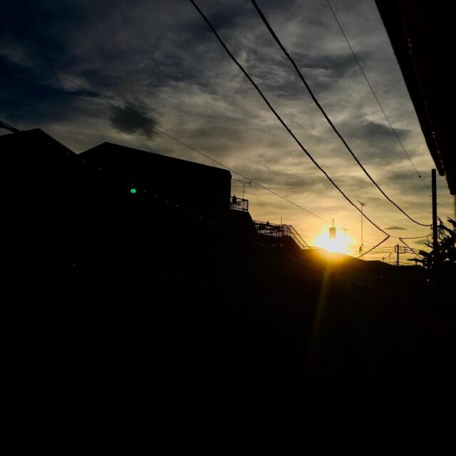 今日もありがとうございました！
今日は風が強くて涼しいかと思ったら、とっても暑かった💦
夕方、換気しようと窓を開けたら、キレイな夕日が出てました✨

明日25日はイベントの為、ドロップインはお休みです。次回ドロップインは、26日（日）に開催します。

【ドロップイン利用料金】
〜1時間　550円
〜2時間　990円
2時間を超えて〜営業終了まで　1,480円
※全て税込

▫️和の雰囲気を残した
　　️小さな小さなコワーキングスペース▫️

東武東上線大山駅より徒歩18分
有楽町線千川駅より徒歩9分
池袋駅西口より国際興業バス
水道タンク裏バス停より徒歩1分
お問い合わせ・ご見学はDM、HPまで

Twitter → https://mobile.twitter.com/takeanap_jp/
HP → https://mmpr.co.jp/solution4/

#板橋区
#豊島区
#千川駅
#大山駅
#小竹向原駅
#要町駅
#テイクアナップ
#TAKEANAP
#コワーキングスペース
#シェアオフィス
#イベントスペース
#ワークスペース
#コミュニティスペース
#自習室
#畳
#畳の部屋
#カフェ
#コーヒー 
#和カフェ 
#japaneseculture