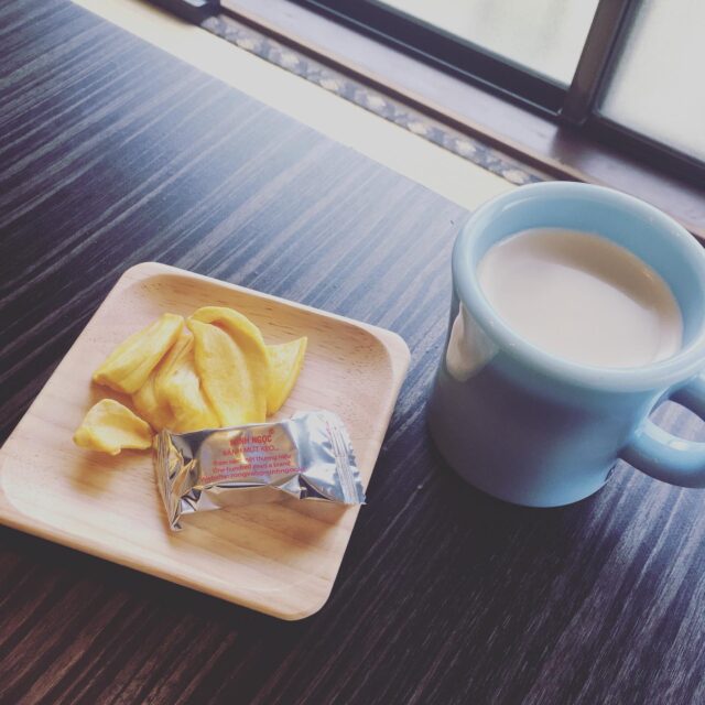 今日はなんだか寒いのでホットコーヒーが特別おいしく感じます☕️
ちょっと小腹が空いたので、ジャックフルーツチップスと緑豆菓子を添えて⭐︎

本日、20時までドロップイン開催中！

【ドロップイン利用料金】
1時間利用　550円
2時間利用　990円
2時間以上〜営業終了まで　1,480円
※全て税込

▫️和の雰囲気を残した
　　️  小さな小さなコワーキングスペース▫️

東武東上線大山駅より徒歩18分
有楽町線千川駅より徒歩9分
池袋駅西口より国際興業バス
『水道タンク裏』下車より徒歩1分
お問い合わせ・ご見学はDM、HPまで

Twitter → https://mobile.twitter.com/takeanap_jp/
HP → https://takeanap.jp/

#板橋区
#豊島区
#千川駅
#大山駅
#小竹向原駅
#要町駅
#テイクアナップ
#TAKEANAP
#コワーキングスペース
#シェアオフィス
#イベントスペース
#ワークスペース
#コミュニティスペース
#自習室
#畳
#畳の部屋
#カフェ
#コーヒー
#和カフェ
#japaneseculture