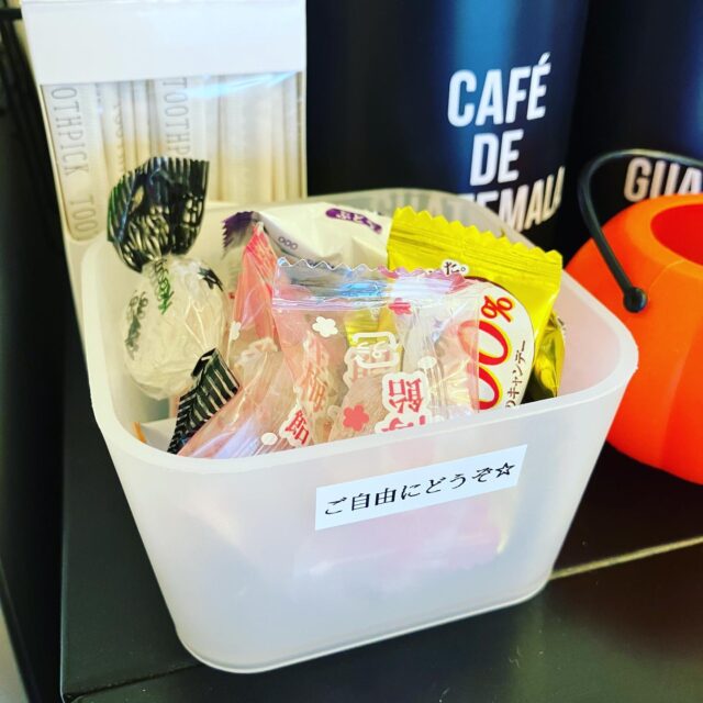 乾燥しやすい時期
ついつい、飴に手が伸びてしまいます🍬
休憩スペースにありますので
ご自由にどうぞ⭐︎

本日28日は、20時までドロップイン開催中♪

【ドロップイン利用料金】
1時間利用　550円
2時間利用　990円
2時間以上利用〜営業終了まで　1,480円
※全て税込

▫️和の雰囲気を残した
　　️小さな小さなコワーキングスペース▫️

東武東上線大山駅より徒歩18分
有楽町線千川駅より徒歩9分
池袋駅西口より国際興業バス
水道タンク裏バス停より徒歩1分
お問い合わせ・ご見学はDM、HPまで

Twitter → https://mobile.twitter.com/takeanap_jp/
HP → https://takeanap.jp/

#板橋区
#豊島区
#千川駅
#大山駅
#小竹向原駅
#要町駅
#テイクアナップ
#TAKEANAP
#コワーキングスペース
#シェアオフィス
#イベントスペース
#ワークスペース
#コミュニティスペース
#自習室
#畳
#畳の部屋
#カフェ
#コーヒー
#和カフェ
#japaneseculture
