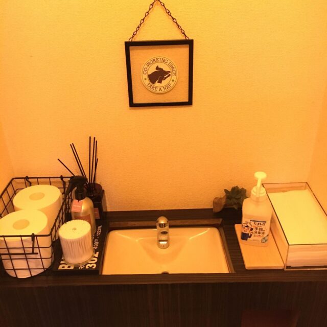 内装の一部✨
トイレスペース🚽
気持ち良く過ごして頂けるよう
清潔を心がけています

和の雰囲気も残した
小さな小さなコワーキングスペース

有楽町線千川駅から徒歩7分
池袋より国際興業バス
水道タンク裏バス停より徒歩1分
3/14〜ドロップイン開催中(不定休)
お問い合わせ・ご見学はDMまで

Twitter → https://mobile.twitter.com/takeanap_jp/
HP → https://mmpr.co.jp/solution4/

#板橋区
#豊島区
#千川駅
#大山駅
#テイクアナップ
#takeanap
#TAKEANAP
#コワーキングスペース
#シェアオフィス
#イベントスペース
#ワークスペース
#コミュニティスペース
#自習室
#自習スペース
#畳
#畳の部屋
#古民家
#古民家リノベーション
#古民家再生
#古民家ワークスペース