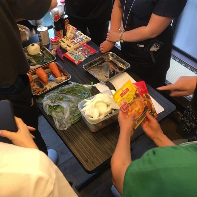 今日はワークショップ『カンボジアってどんな国？聞いてみよう・食べてみよう』の開催日でした🇰🇭雨の中、たくさんの方、海外の方にもご参加を頂き、とても楽しい時間を過ごすことができました☺️

明日は祝日のため、お休みです。
次回ドロップイン開催は、20日（火）です。

【ドロップイン利用料金】
1時間利用　550円
2時間利用　990円
2時間以上〜営業終了まで　1,480円
※全て税込

▫️和の雰囲気を残した
　　️  小さな小さなコワーキングスペース▫️

東武東上線大山駅より徒歩18分
有楽町線千川駅より徒歩9分
池袋駅西口より国際興業バス
『水道タンク裏』下車より徒歩1分
お問い合わせ・ご見学はDM、HPまで

Twitter → https://mobile.twitter.com/takeanap_jp/
HP → https://takeanap.jp/

#板橋区
#豊島区
#千川駅
#大山駅
#小竹向原駅
#要町駅
#テイクアナップ
#TAKEANAP
#コワーキングスペース
#シェアオフィス
#イベントスペース
#ワークスペース
#コミュニティスペース
#自習室
#畳
#畳の部屋
#カフェ
#コーヒー
#和カフェ
#japaneseculture