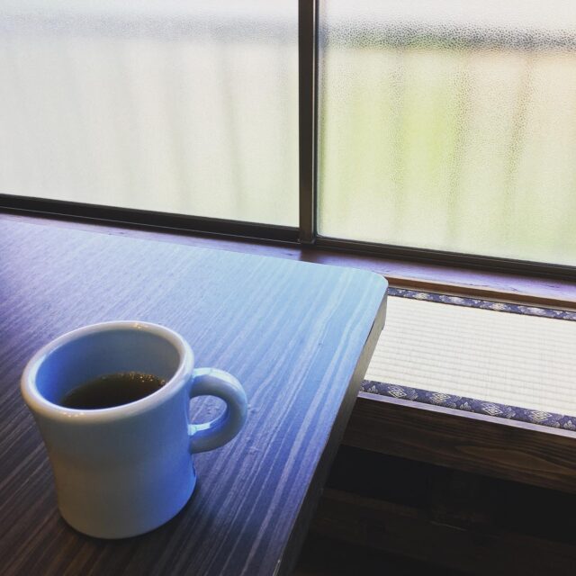 なんとなく、やる気が起きないとき。
お茶を飲みながら、ぼーっとしたり、
ベランダに出て空を眺めたり…
そんな時間を過ごしたら、ゆっくりゆっくりエンジンかけていこうかな☺️

明日30日は、イベント開催のため、ドロップインはお休みです。
次回は、8月1日にドロップイン開催します！

【ドロップイン利用料金】
〜1時間　550円
〜2時間　990円
2時間を超えて〜営業終了まで　1,480円
※全て税込

▫️和の雰囲気を残した
　　️小さな小さなコワーキングスペース▫️

東武東上線大山駅より徒歩18分
有楽町線千川駅より徒歩9分
池袋駅西口より国際興業バス
『水道タンク裏』下車より徒歩1分
お問い合わせ・ご見学はDM、HPまで

Twitter → https://mobile.twitter.com/takeanap_jp/
HP → https://takeanap.jp/

#板橋区
#豊島区
#千川駅
#大山駅
#小竹向原駅
#要町駅
#テイクアナップ
#TAKEANAP
#コワーキングスペース
#シェアオフィス
#イベントスペース
#ワークスペース
#コミュニティスペース
#自習室
#畳
#畳の部屋
#カフェ
#コーヒー
#和カフェ
#japaneseculture