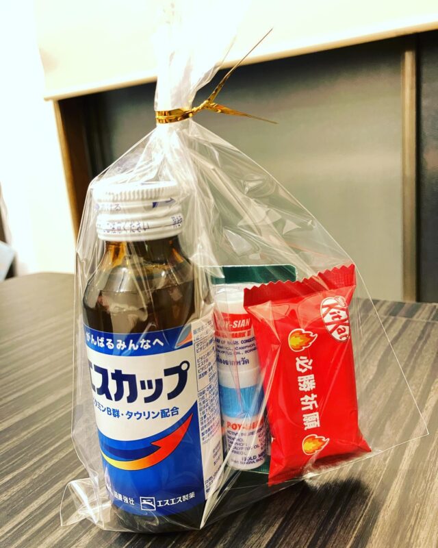 明日は大学入学共通テスト‼︎
がんばってくださいね💪🏼

勉強を頑張ってる受験生の方へ
割引キャンペーン中
応援goodsもプレゼントしてます
タイで人気の眠気覚ましヤードム✨

ドロップインは明日10時〜開催です☆

【ドロップイン利用料金】
1時間利用　550円
2時間利用　990円
2時間以上利用〜営業終了まで　1,480円
※全て税込
※いたばしPayでお支払いの方（1／31まで）
2時間利用→100円引き
2時間以上利用→200円引き

▫️和の雰囲気を残した
　　️小さな小さなコワーキングスペース

東武東上線大山駅より徒歩15分
有楽町線千川駅より徒歩10分
池袋駅西口より国際興業バス
水道タンク裏バス停より徒歩1分
お問い合わせ・ご見学はDM、HPまで

Twitter → https://mobile.twitter.com/takeanap_jp/

#板橋区
#豊島区
#千川駅
#大山駅
#小竹向原駅
#要町駅
#テイクアナップ
#TAKEANAP
#コワーキングスペース
#シェアオフィス
#イベントスペース
#ワークスペース
#コミュニティスペース
#自習室
#畳
#畳の部屋
#カフェ
#コーヒー
#和カフェ
#japaneseculture