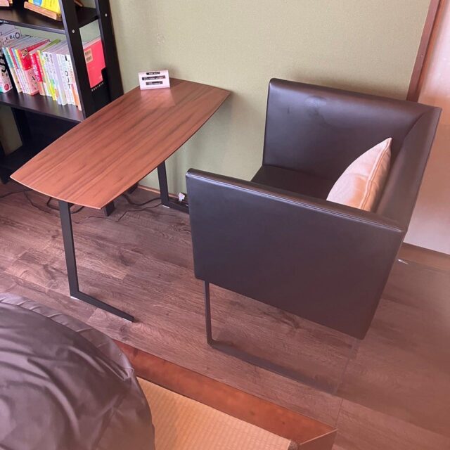 くるくる廻る椅子に座って作業をしているとなんとなく疲れてしまう

たまに脚が固まってる？
《椅子に座りたい時用》と言って追加した
ADCOREのアウトレットソファ

なんか作れそう…とまた言ってました笑

9・10日はドロップインお休みです。
次回11日10時からドロップイン開催します！

【ドロップイン利用料金】
〜1時間　550円
〜2時間　990円
2時間を超えて〜営業終了まで　1,480円
※全て税込

▫️和の雰囲気を残した
　　️  小さな小さなコワーキングスペース▫️

東武東上線大山駅より徒歩18分
有楽町線千川駅より徒歩9分
池袋駅西口より国際興業バス
『水道タンク裏』下車より徒歩1分
お問い合わせ・ご見学はDM、HPまで

Twitter → https://mobile.twitter.com/takeanap_jp/
HP → https://takeanap.jp/

#板橋区
#豊島区
#千川駅
#大山駅
#小竹向原駅
#要町駅
#テイクアナップ
#TAKEANAP
#コワーキングスペース
#シェアオフィス
#イベントスペース
#ワークスペース
#コミュニティスペース
#自習室
#畳
#畳の部屋
#カフェ
#コーヒー
#和カフェ
#japaneseculture