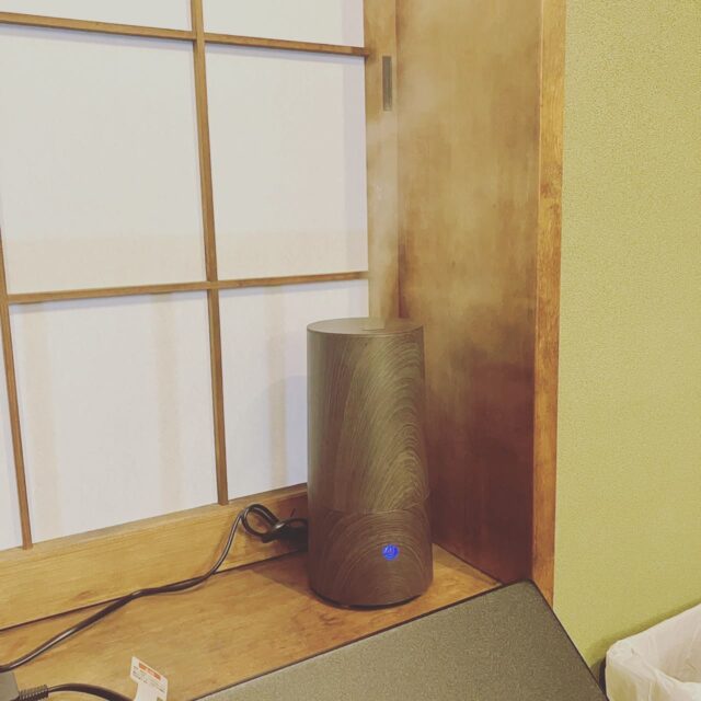 暖房をつけ始めて、
乾燥が気になるので加湿器を設置しました⭐︎

明日15日〜17日は会員限定日の為、
ドロップインお休みです🙇‍♀️
次回ドロップインは18日10時〜です。

【ドロップイン利用料金】
〜1時間　550円
〜2時間　990円
2時間を超えて〜営業終了まで　1,480円
※全て税込

▫️和の雰囲気を残した
　　️  小さな小さなコワーキングスペース▫️

東武東上線大山駅より徒歩18分
有楽町線千川駅より徒歩9分
池袋駅西口より国際興業バス
『水道タンク裏』下車より徒歩1分
お問い合わせ・ご見学はDM、HPまで

Twitter → https://mobile.twitter.com/takeanap_jp/
HP → https://takeanap.jp/

#板橋区
#豊島区
#千川駅
#大山駅
#小竹向原駅
#要町駅
#テイクアナップ
#TAKEANAP
#コワーキングスペース
#シェアオフィス
#イベントスペース
#ワークスペース
#コミュニティスペース
#自習室
#畳
#畳の部屋
#カフェ
#コーヒー
#和カフェ
#japaneseculture